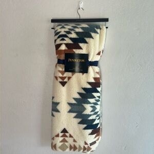NWT * Pendleton Sherpa Throw 50x70